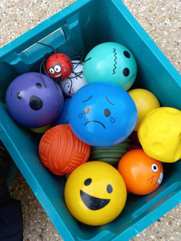 des ballons avec des visages expressifs peuvent servir de support pour comprendre l'humeur du joueur